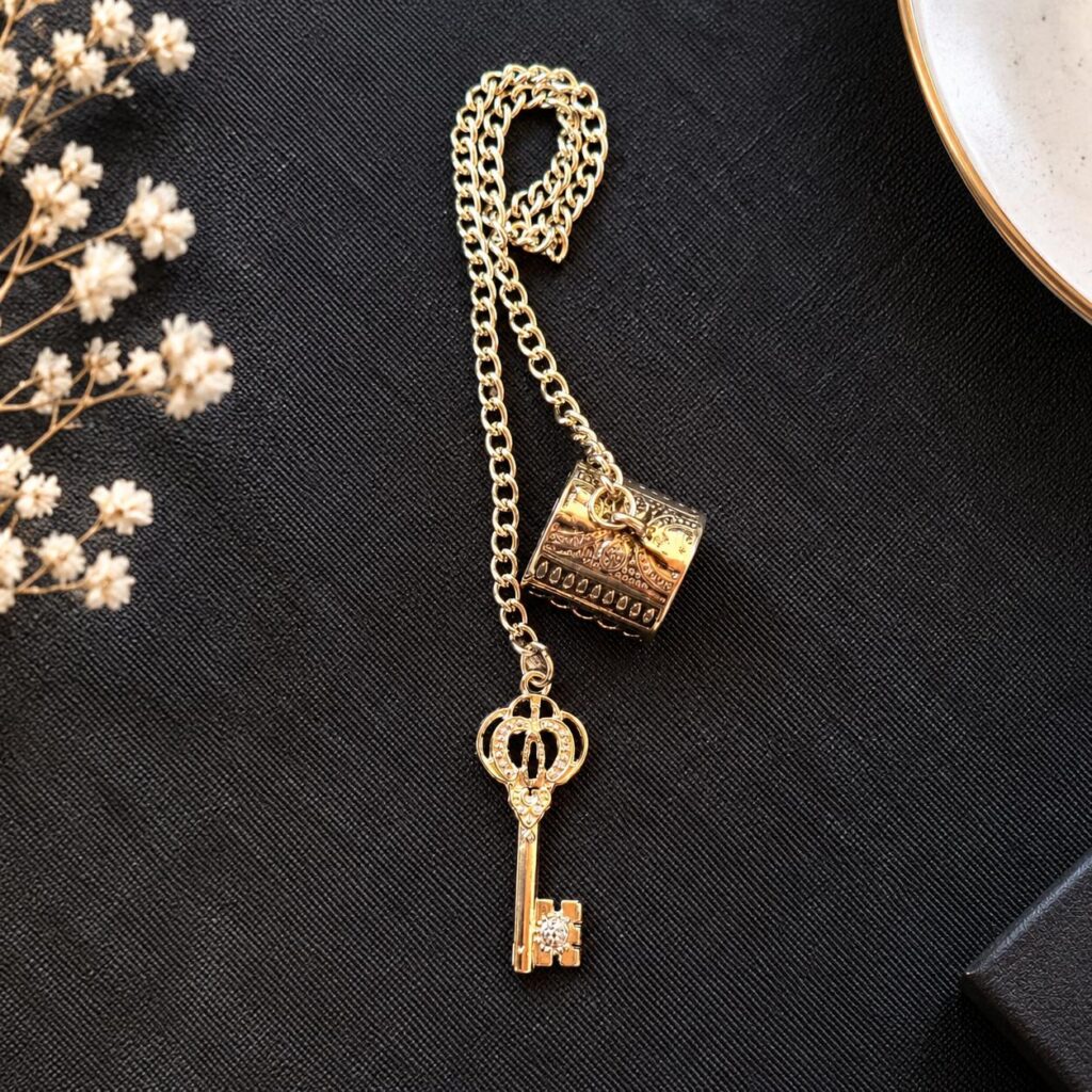 Apagavela Llave decorativo con acabado dorado